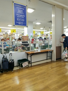 OK������I����������UNIQLOGINZA�̒n����OK�̓I�[�v�������̂�ˁB���������Ă�̂��ȁH������