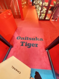 Onitsuka TigerX{l͎Bł܂ŊCO̗l