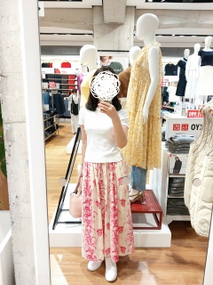 �����͋v���Ԃ�ɃX�J�[�g�����Ă݂�✌️�X�J�[�g�͗�����😊�ŁAUNIQLO�Ƀu���g�b�v�����ɗ����`