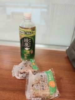 �ŁA�W�������B�����̃����`�̓R���r�j🍙
