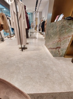 �W�����E���W�ň�x�݂��ĉ��̃t���A�[��Max Mara�����B